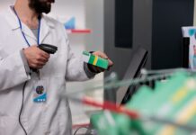 Polski nie stać na to, by nie korzystać z importu równoległego farmaceuta z skanerem sklepowym, który odczytuje kody kreskowe na wszystkich lekach i opakowaniach