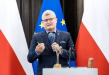 Rośnie antybiotykooporność, a szczepionki są niedostosowane do realnych zagrożeń paweł grzesiowski, główny inspektor sanitarny przemawia na tle flag polskich i UE