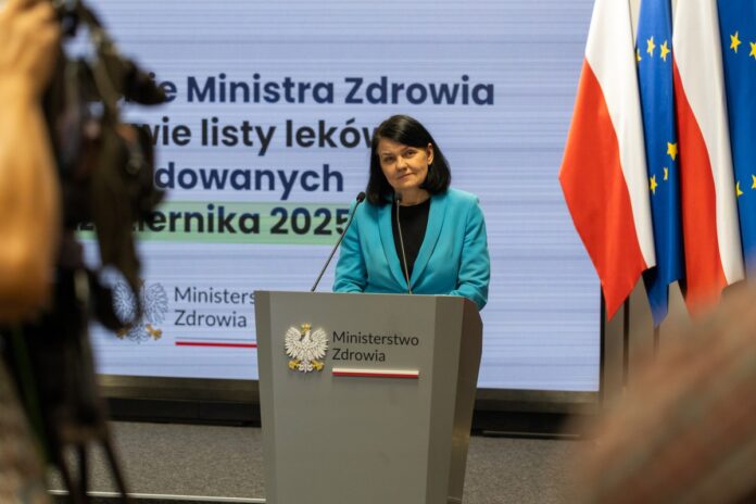wiceminister zdrowia Katarzyna Kacperczyk podczas konferencji prasowej w MZ.