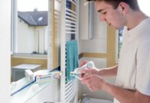 Nastolatki pytają o zdrowie Google i ChatGPT młody chłopak w łazience nakłada pastę do zębów na szczoteczkę