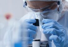 Captor Therapeutics ma umowę z EISMEA na dofinansowanie projektu CT-03 zblizenie-naukowiec-lekarz-patrzac-pod-mikroskopem-medycznym-analizujac-probke-krwi-podczas-eksperymentu-naukowego-w-laboratorium-biochemii-badacz-opracowujacy nowy lek