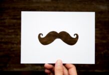 Wstyd – przez niego przegrywamy z rakiem prostaty Hand Hold Mustache Paper Carving