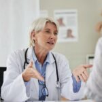 Młodzi Polacy są w najsłabszej formie psychicznej lekarka w białym fartuchu udziela porady pacjentce w swoim gabinecie