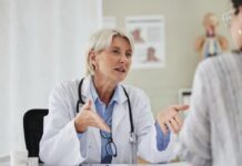 Młodzi Polacy są w najsłabszej formie psychicznej lekarka w białym fartuchu udziela porady pacjentce w swoim gabinecie