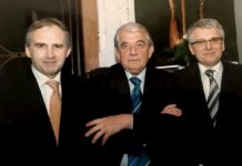40. rocznica przeszczepu serca od lewejL prof. Marian Zembala, prof. Zbigniew Religa (w środku) praz prof. Andrzej Bochenek ubrani w garnitury