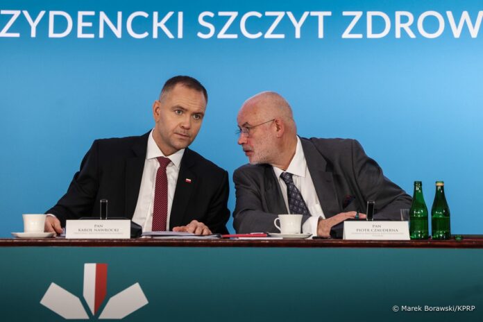 010_Prezydent_Karol_Nawrocki_Prezydencki_Szczyt_Zdrowotny_Na_ratunek_Ochronie_Zdrowia _20251205_MB2_1668 Prezydent Karol Nawrocki rozmawia z prof. Piotrem Czauderną podczas szczytu zdrowotnego Na ratunek ochronie zdrowia