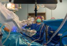 Pierwsze operacje z wykorzystaniem systemu robotycznego da Vinci piątej generacji Szpital Medicover pierwsza operacja z wykorzystaniem systemu robotycznego da Vinci piątej generacji. widok sali operacyjnej i personelu