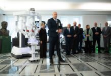 Za nami rok wzmocnienia pozycji wyrobów medycznych Arkadiusz Grądkowski, Prezes Izby POLMED i Członek Zarządu MedTech Europe na tle robota chirurgicznego