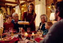 Święta to prawdziwy sprawdzian dla zębów rodzina siedzi przy świątecznym stole