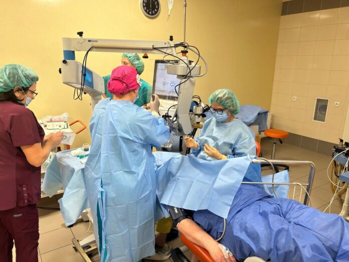 Zabieg wszczepienia mikroimplantu oka, fot. Okulus Plus (2) Zabieg wszczepienia mikroimplantu oka