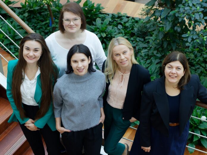 Zespół_UJ dr hab. Monika Bzowska, prof. UJ i mgr Sylwia Stankiewicz z Wydziału Biochemii, Biofizyki i Biotechnologii UJ, a także Adrian Grzonka z Wydziału Chemii UJ, dr Alicja Hinz z Wydziału Biochemii, Biofizyki i Biotechnologii Uniwersytetu Jagiellońskiego, Aleksandra Krajcer ze Szkoły Doktorskiej Nauk Ścisłych i Przyrodniczych UJ