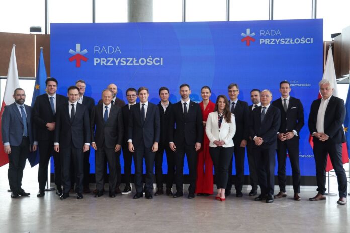 członkowie rady przyszłości na tle niebieskiej ścianki